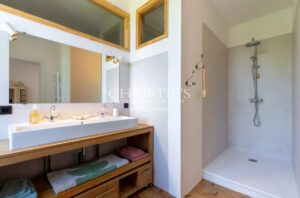 Domaine renforcé amélioré comprenant une résidence secondaire, une piscine luxueuse, s'étendant sur 35 hectares de campagne.