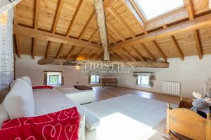 Domaine renforcé amélioré comprenant une résidence secondaire, une piscine luxueuse, s'étendant sur 35 hectares de campagne.