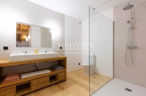 Domaine renforcé amélioré comprenant une résidence secondaire, une piscine luxueuse, s'étendant sur 35 hectares de campagne.