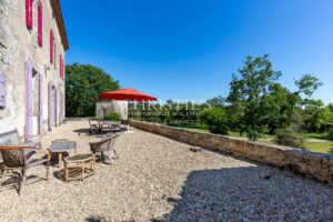 Domaine renforcé amélioré comprenant une résidence secondaire, une piscine luxueuse, s'étendant sur 35 hectares de campagne.