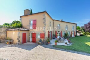 Domaine renforcé amélioré comprenant une résidence secondaire, une piscine luxueuse, s'étendant sur 35 hectares de campagne.