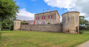 Manoir fortifie s'étendant sur 35 hectares, principalement boisés