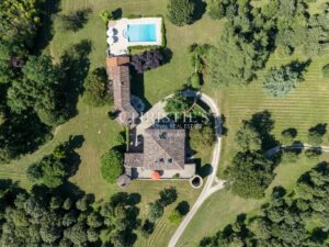 Manoir fortifie s'étendant sur 35 hectares, principalement boisés