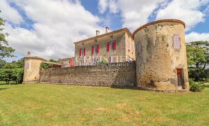 Manoir fortifie s'étendant sur 35 hectares, principalement boisés