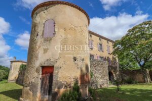 Manoir fortifie s'étendant sur 35 hectares, principalement boisés