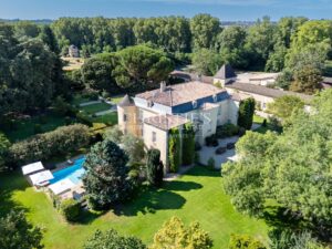 Château érigé au XVIème siècle absolument spectaculaire près de Bordeaux