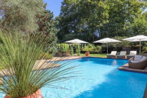 Château érigé au XVIème siècle absolument spectaculaire près de Bordeaux