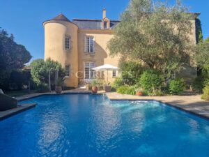 Château érigé au XVIème siècle absolument spectaculaire près de Bordeaux