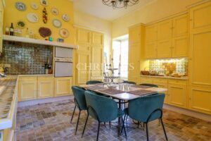 Château érigé au XVIème siècle absolument spectaculaire près de Bordeaux