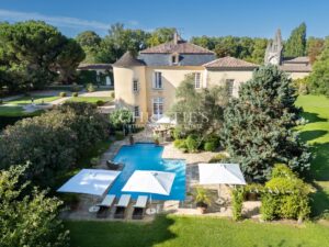 Un château véritablement magnifique du XVIe siècle, qui témoigne d'une élégance intemporelle et d'un charme historique.