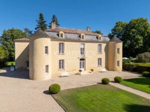 Un château véritablement magnifique du XVIe siècle, qui témoigne d'une élégance intemporelle et d'un charme historique.