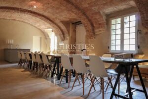 Un château véritablement magnifique du XVIe siècle, qui témoigne d'une élégance intemporelle et d'un charme historique.