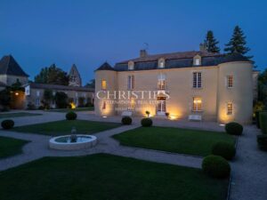 Un château véritablement magnifique du XVIe siècle, qui témoigne d'une élégance intemporelle et d'un charme historique.