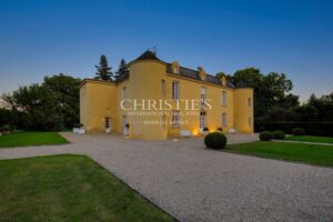 Un château véritablement magnifique du XVIe siècle, qui témoigne d'une élégance intemporelle et d'un charme historique.