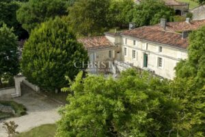 Vente exclusive : ancien domaine de cognac entièrement rénové près d'Angoulême.