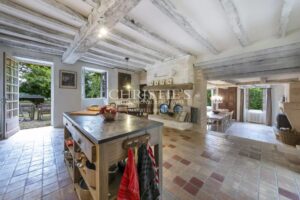 Vente exclusive : ancien domaine de cognac entièrement rénové près d'Angoulême.