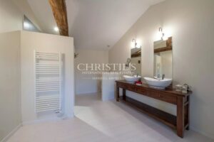 Vente exclusive : ancien domaine de cognac entièrement rénové près d'Angoulême.