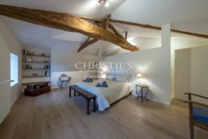 Vente exclusive : ancien domaine de cognac entièrement rénové près d'Angoulême.