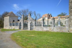 Sumptuous Chartreuse estate with vineyard near Saint-Emilion