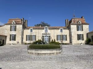 Sumptuous Chartreuse estate with vineyard near Saint-Emilion