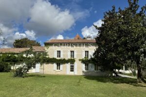 Logis du 16e siècle entièrement rénové avec dépendances et gîte près d'Angoulême