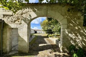 Logis du 16e siècle entièrement rénové avec dépendances et gîte près d'Angoulême