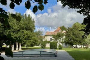 Logis du 16e siècle entièrement rénové avec dépendances et gîte près d'Angoulême