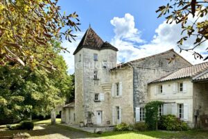 Logis du 16e siècle entièrement rénové avec dépendances et gîte près d'Angoulême