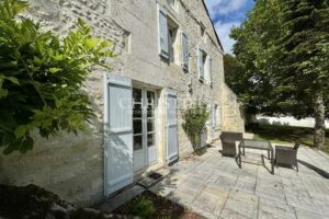 Logis du 16e siècle entièrement rénové avec dépendances et gîte près d'Angoulême