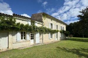 Logis du 16e siècle entièrement rénové avec dépendances et gîte près d'Angoulême