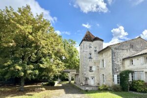 Logis du 16e siècle entièrement rénové avec dépendances et gîte près d'Angoulême