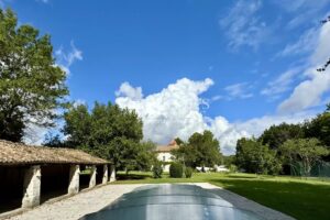 Logis du 16e siècle entièrement rénové avec dépendances et gîte près d'Angoulême