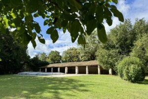 Logis du 16e siècle entièrement rénové avec dépendances et gîte près d'Angoulême