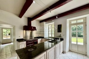 Logis du 16e siècle entièrement rénové avec dépendances et gîte près d'Angoulême