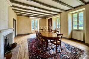 Logis du 16e siècle entièrement rénové avec dépendances et gîte près d'Angoulême