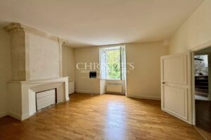 Logis du 16e siècle entièrement rénové avec dépendances et gîte près d'Angoulême