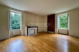 Logis du 16e siècle entièrement rénové avec dépendances et gîte près d'Angoulême