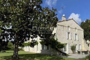 Logis du 16e siècle entièrement rénové avec dépendances et gîte près d'Angoulême