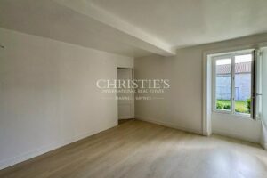 Logis du 16e siècle entièrement rénové avec dépendances et gîte près d'Angoulême