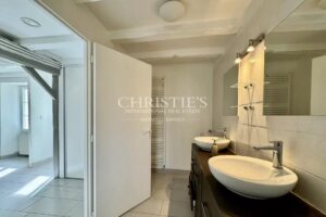 Logis du 16e siècle entièrement rénové avec dépendances et gîte près d'Angoulême