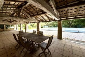 Logis du 16e siècle entièrement rénové avec dépendances et gîte près d'Angoulême