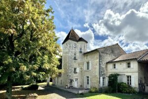 Logis du 16e siècle entièrement rénové avec dépendances et gîte près d'Angoulême