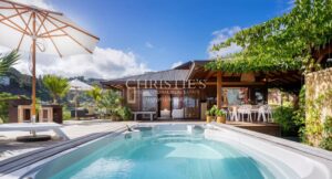 Villa haut de gamme en bois exotique avec vue mer