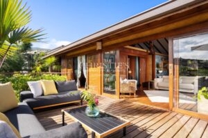 Villa haut de gamme en bois exotique avec vue mer