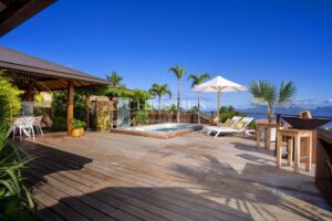 Villa haut de gamme en bois exotique avec vue mer