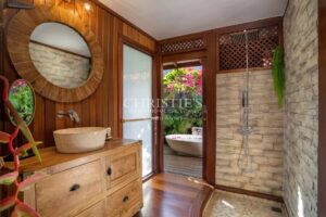 Villa haut de gamme en bois exotique avec vue mer