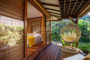 Villa haut de gamme en bois exotique avec vue mer