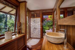 Villa haut de gamme en bois exotique avec vue mer