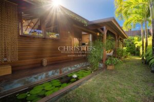 Villa haut de gamme en bois exotique avec vue mer