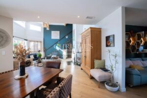Maison familiale aux beaux volumes avec piscine sur terrain arboré de 1 700 m²